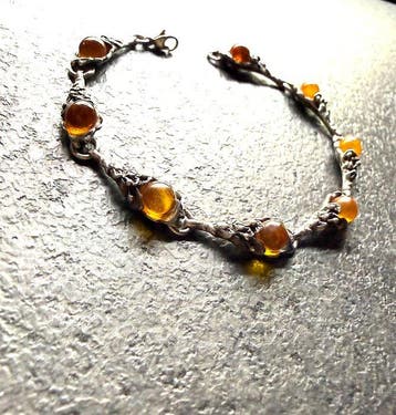 Oude zilveren armband met natuurlijke Baltische barnsteen