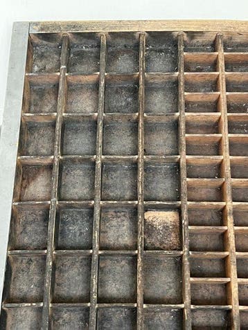 Plank - Hout - Oude houten letterbaklade met tientallen
