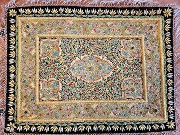 broderie zardozi - Velours, Soie, pierres semi-précieuses -