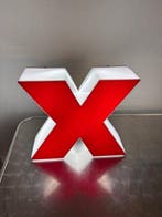 Vintage industriële verlichte letter X – Italiaans