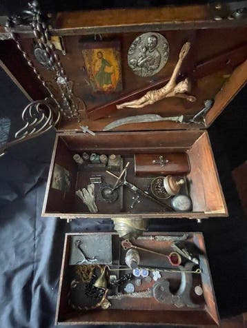 Raaf Taxidermie wandmontage - Vampier hunting box - 20 cm -, Antiek en Kunst