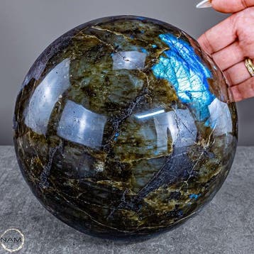 Natuurlijke labradorietkogel uit Madagaskar – 6,1 kg vol
