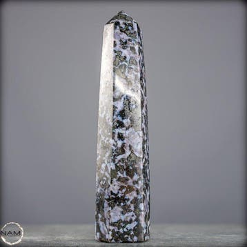 Natuurlijke Merlinit-obelisk met een fijn uitgewerkte,