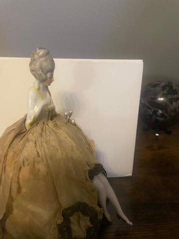 Beeldje - Half-doll pincushion - Beenderporselein