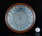 Een grote Chinese kom in blauw-wit en monochroom, Antiek en Kunst