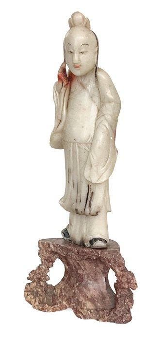 Een Chinese zeepsteen-beeldje van Luohan uit de