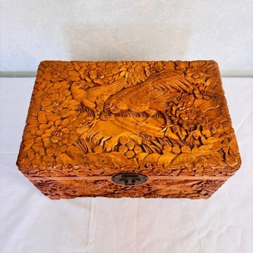 Doos - Houtgesneden kist met hanen en bloemen - Hout,, Antiek en Kunst