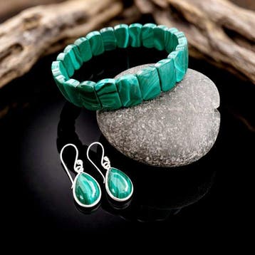Set in malachiet. Oorbellen van 925 sterlingzilver.