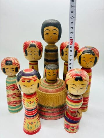 8 anciennes Kokeshi japonaises – style Tsugaru – signées –