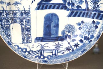 Kangxi (1662-1722) - Assiette - Tall Floral Gate, Walled, Antiek en Kunst