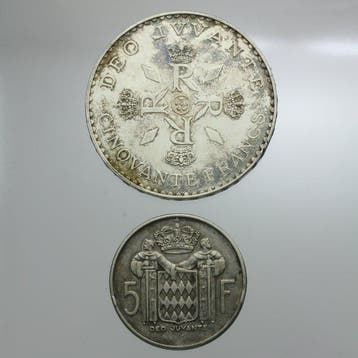 Monaco. Lot de 2 monnaies en argent (5 Francs 1966 et 50