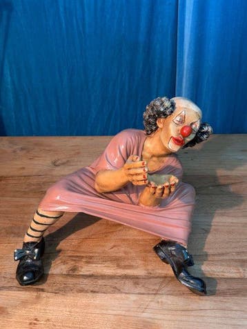 Beeldje - Bedelende Circus Clown Jun Asilo - Hars