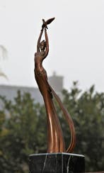 Statue, release the bird - 39 cm - marbre en bronze