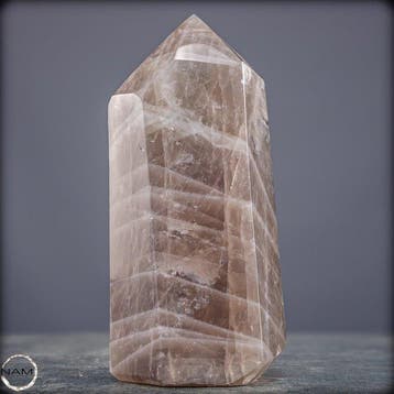 Natuurlijke rookkwarts-obelisk – markante structuur met