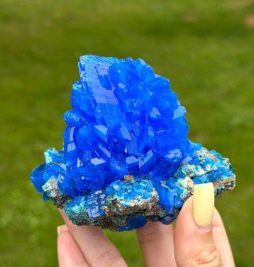 GEEN RESERVE! 245 g Koninklijk Blauw chalcaniet kristal op