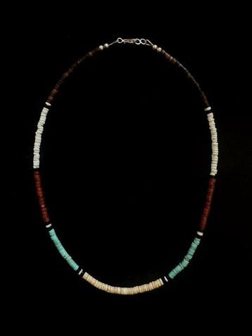 Un collier de style indien à Santo Domingo. (Sans prix de