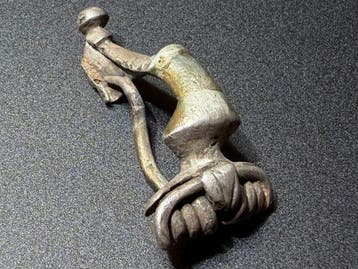 Romain antique Broche-fibule classique en forme de nœud,