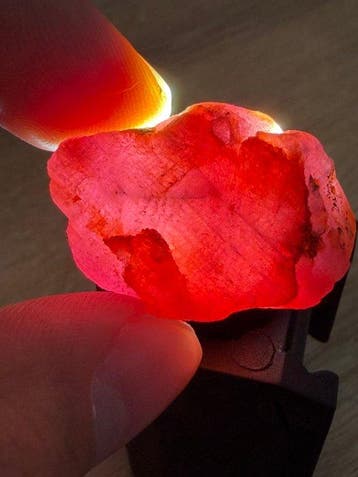 Robijn Magnifiek Mozambique onbewerkte robijnkristal. 67,75