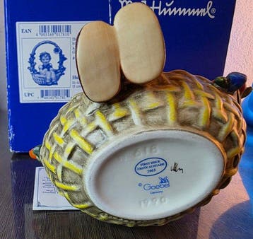 Goebel, M.I. Hummel - Figurine - Hummel Meisje in Mand met, Antiek en Kunst