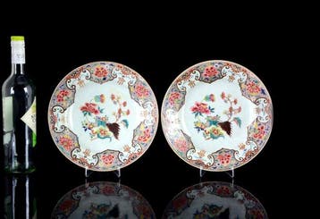 Een paar Chinese famille rose vergulde Flowers schotels,