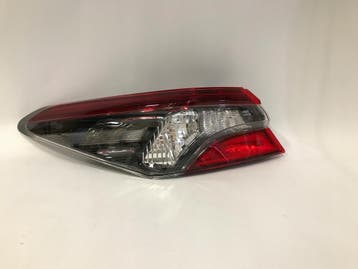 Toyota Camry IX 18- sedan achterlicht links donker half LED, Verzenden