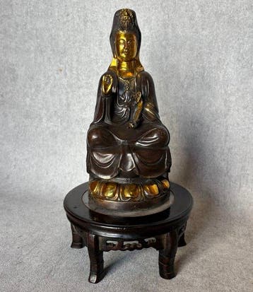 Guanyin met Ruyi inclusief sokkel - Brons, Hout, Marmer -