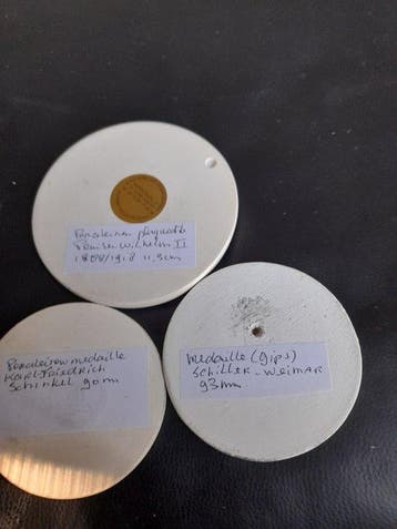 Médaille artistique - Lot van 24 meest porceleinen medailles