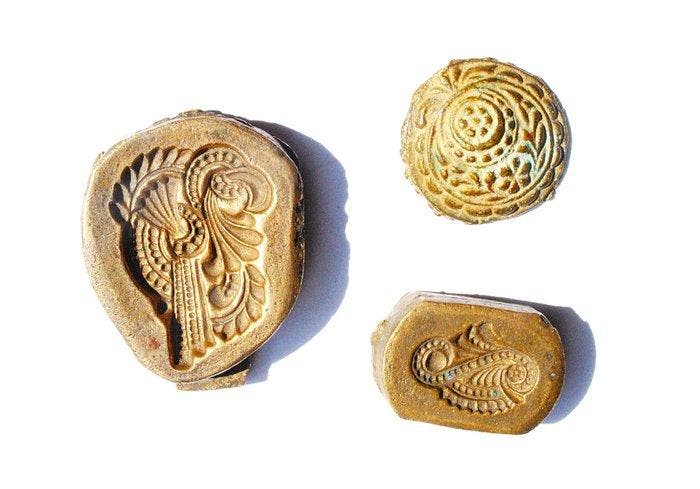 Trois anciens poinçons-modèles pour la fabrication de bijoux, Antiquités & Art, Art | Art non-occidental