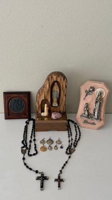 Lourdes - Collectie van 12 religieuze voorwerpen (12) -, Antiek en Kunst