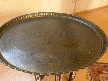 Bijzettafel - Bot - Bijzettafel met een grote, rijk versierd