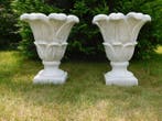 Bloempot - beton - Een paar grote witte tuinpotten