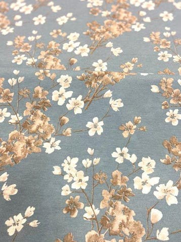 1561 Tissu raffiné à fleurs sur fond bleu poudre, en double