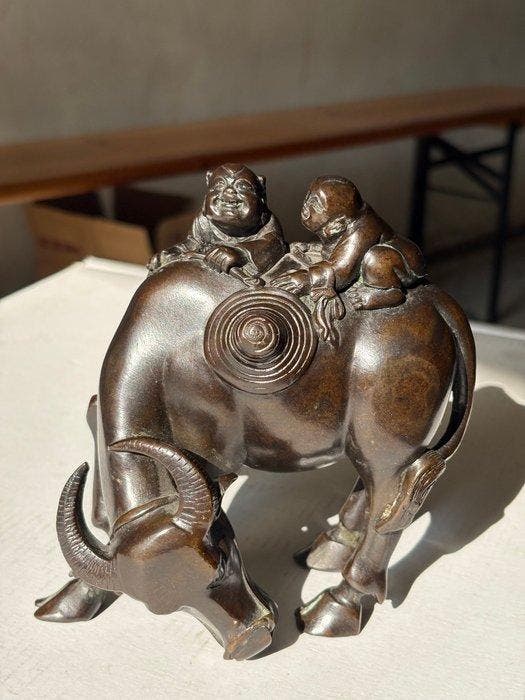 Een typisch traditioneel Chinees bronzen ornament met het, Antiek en Kunst, Antiek | Overige Antiek