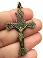 gotisch esoterisch en ingewikkeld borstkruis fijn