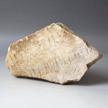 Oud-Romeins Marmer Grafsteen met inscriptie, fragment