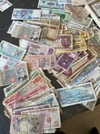 Monde. - +-1500 bankbiljetten - Various Dates, Postzegels en Munten