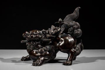 Brons - Signed Shun  - Een bronzen okimono van een shishi