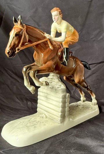 Hertwig en Co Katzenhutte - Beeld, “Girl on jumping horse” -
