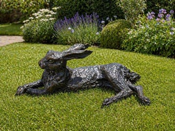 Elizabeth and Stevens - Beeldje, Bronze Laying Hare Resting