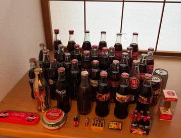Collection de souvenirs - bouteilles en verre, miniatures en
