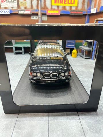 KK Scale 1:18 - Modelauto - BMW 520i E39 Touring (1997)