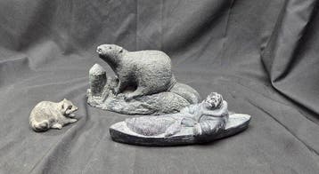 3 originele reproducties van Inuit-sculpturen met schild of