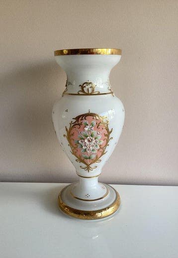 Vaas - Bohemien opaline glass - Met vergulde Barokdetails