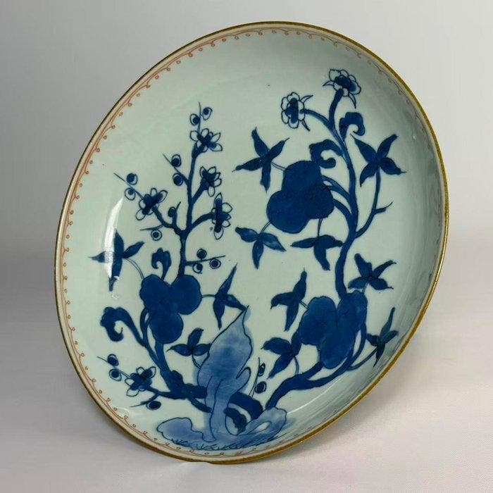 Une assiette en porcelaine chinoise bleue et blanche ornée, Antiek en Kunst, Antiek | Overige Antiek