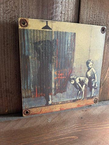 Banksy geïnspireerd emaille bord – douche scène – street art, Antiek en Kunst