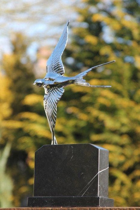 Sculpture, zilverplated bronzen zwaluw - 48 cm - marbre en, Antiquités & Art, Art | Objets design