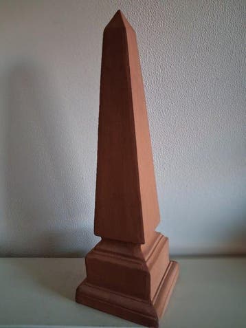 Decoratief ornament - Spanje - Grote terracotta-obelisk