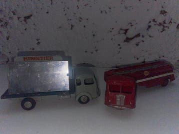 Dinky Toys 1:43 - Modelauto (2) - Simca Cargo; Citerne
