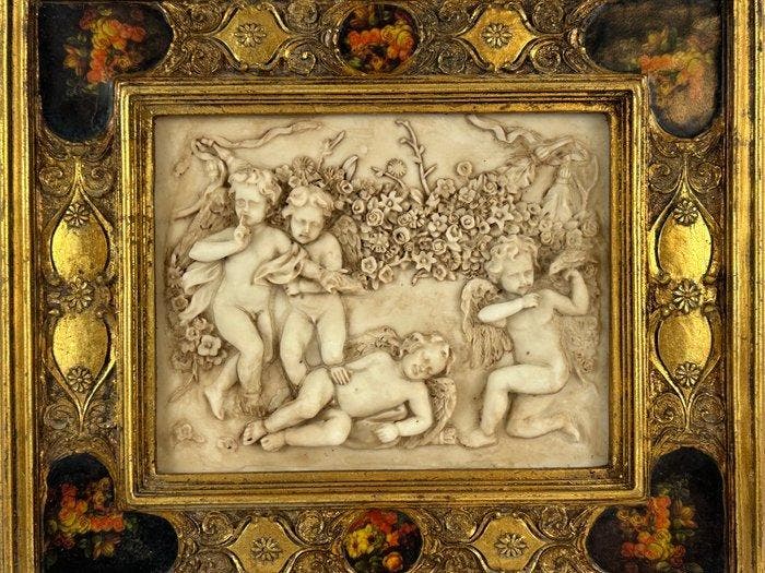 Wanddecoratie - Een plaquette met spelende putti. - Italië, Antiquités & Art, Curiosités & Brocante