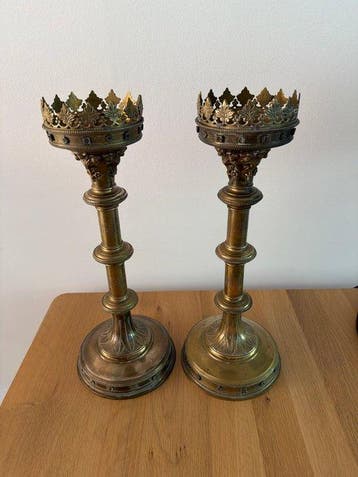 Kandelaar (2) - Messing - Paar Neo Gotische kandelaars - 45, Antiek en Kunst